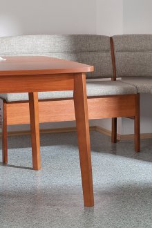 Γωνία γκρι καναπέ στην κουζίνα