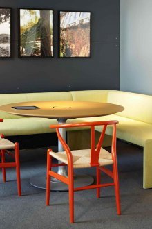 Γωνιακός καναπές πράσινος στην κουζίνα