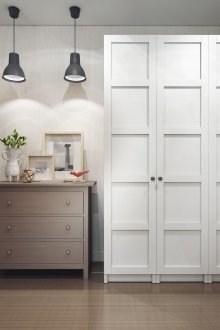 Λευκή ντουλάπα στο διάδρομο