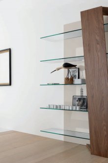 Ασυνήθιστο ανοιχτό ντουλάπι με ράφια από γυαλί