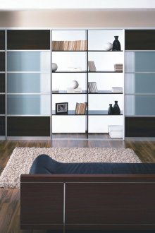 Μεγάλη ντουλάπα για βιβλία και διακοσμητικά στοιχεία