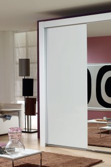 Κομψή γκαρνταρόμπα με στοιχεία καθρέφτη