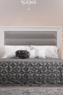 Λευκό κρεβάτι στο υπνοδωμάτιο