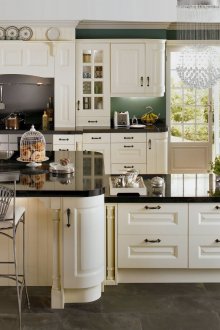 Ευρύχωρα ντουλάπια κουζίνας