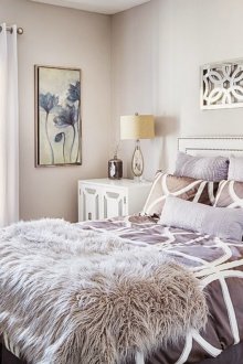 Λευκά έπιπλα υπνοδωματίου σε μοντέρνο στιλ