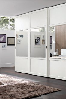 Λευκή ντουλάπα στο υπνοδωμάτιο