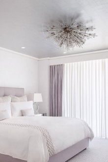 Φωτεινό κρεβάτι στο υπνοδωμάτιο