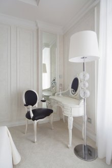 Λευκό τραπέζι για ένα υπνοδωμάτιο