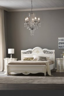 Λευκά έπιπλα με χρυσό για την κρεβατοκάμαρα