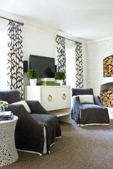 Μαύρες και λευκές κουρτίνες με γεωμετρικό σχέδιο.