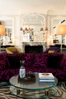 Μαύρες και λευκές κουρτίνες στο σαλόνι.