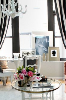 Μαύρες και λευκές ριγέ κουρτίνες.