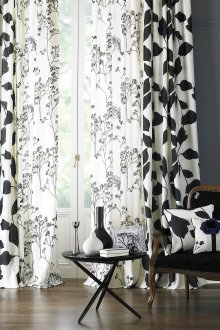 Μαύρες και λευκές κουρτίνες με σχέδια