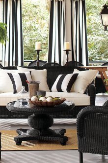 Ασπρόμαυρες κουρτίνες στη βεράντα