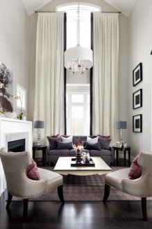 Ασπρόμαυρες κουρτίνες σε ψηλό παράθυρο.