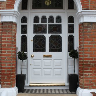 Puerta blanca a la casa