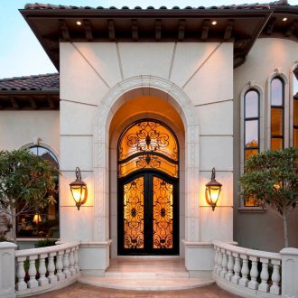 Σφυρηλατημένη πόρτα στο σπίτι