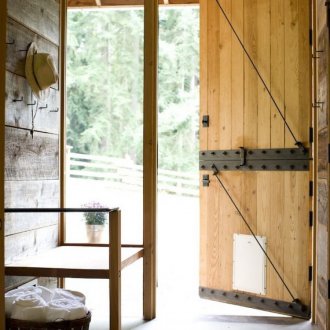 Πόρτα εξοχικής κατοικίας