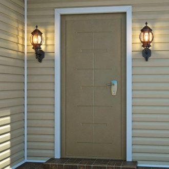 Μεταλλική πλαστική πόρτα στο σπίτι