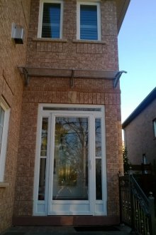 Πλαστική πόρτα στο σπίτι