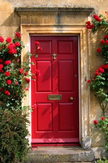Κόκκινη πόρτα στο σπίτι