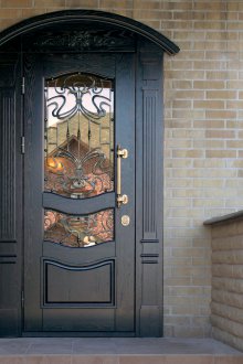 Η πόρτα στο σπίτι με γυαλί