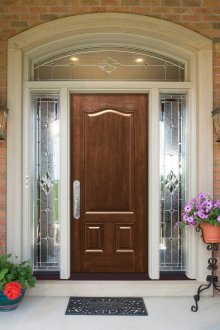 Πόρτα στο σπίτι με βιτρό παράθυρο