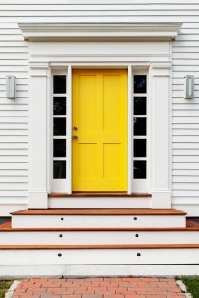 Κίτρινη πόρτα στο σπίτι