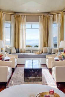 Χρυσές κουρτίνες στο παράθυρο του κόλπου