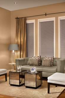 Χρυσές κουρτίνες στο σαλόνι