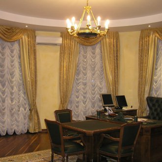 Χρυσή κουρτίνες στο γραφείο