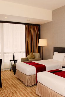 Σκούρες χρυσές κουρτίνες