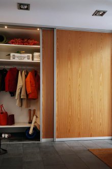 Πόρτες για ένα ντουλάπι κάτω από ένα δέντρο