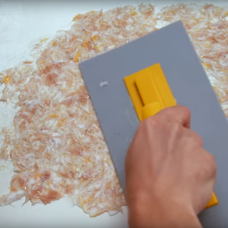 Τοποθετώντας υγρή ταπετσαρία με μια σπάτουλα