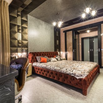 Υγρή ταπετσαρία στην οροφή της κρεβατοκάμαρας