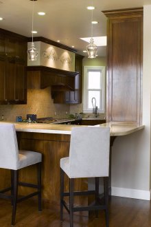 Όμορφο μπαρ από ξύλο και πέτρα