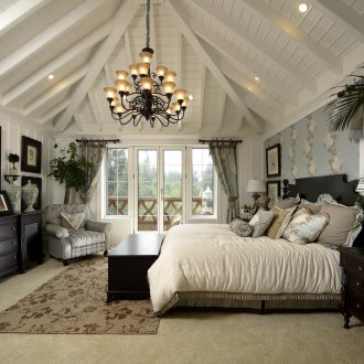 Λευκή ξύλινη οροφή στο υπνοδωμάτιο