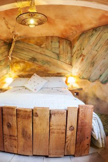 Ξύλινο κρεβάτι στην κρεβατοκάμαρα