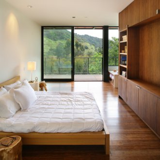 Ξύλινο πάτωμα στο υπνοδωμάτιο