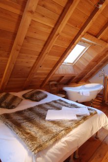 Ξύλινο υπνοδωμάτιο με μπάνιο