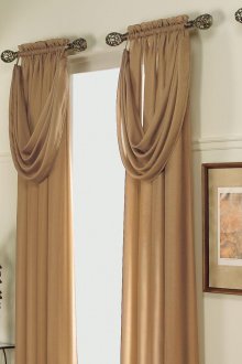 Στενές καφέ κουρτίνες