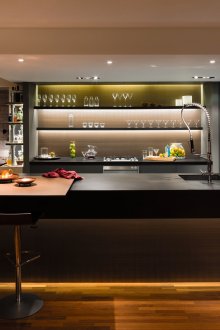 Μαύρο και καφέ μπαρ σε ένα σκούρο εσωτερικό