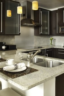 Πέτρινο πάγκο σε μια μικρή κουζίνα