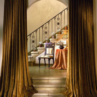 Βελούδιες κουρτίνες στο σπίτι