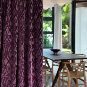 Βελούδινες μοβ κουρτίνες