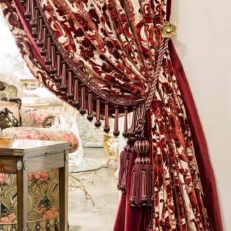 Βελούδιες κόκκινες κουρτίνες