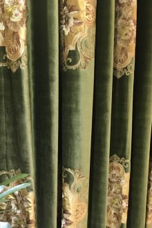 Βελούδιες κουρτίνες με κεντήματα