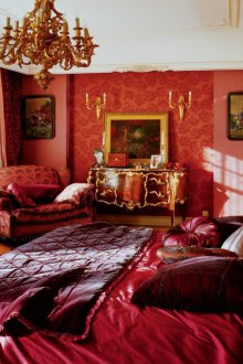 Κουρτίνες Βουργουνδίας στο υπνοδωμάτιο