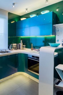 Μικρό λευκό μπαρ στην κουζίνα