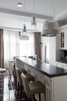 Κλασικό μετρητή μπαρ για μια ευρύχωρη κουζίνα